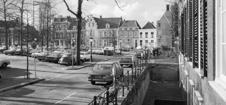 Het gedempte grachtje aan de noordzijde van het Janskerkhof Utrecht