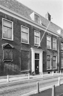 Boothstraat 6 Utrecht, Beetshuis met gedenksteen voor Nicolaas Beets