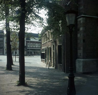 Huizen tegen de Janskerk