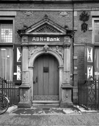 De Utrechtse Hypotheekbank was, later onder de namen Westland-Utrecht Hypotheekbank en Algemene Bank Nederland (ABN), tot in de jaren tachtig op Drift 17 gevestigd.