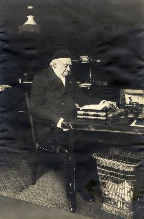 Nicolaas Beets in zijn studeerkamer op Boothstraat 6, mogelijk met uitzicht op de moerbeitoppen.