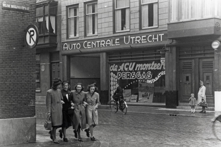 Gezicht op pui van Auto Centrale Utrecht (ACU, Voorstraat 71-73) te Utrecht, vanuit de Wijde Begijnestraat, 1943 (collectie Het Utrechts Archief)