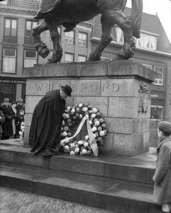 Vertegenwoordiger Nederlandse Katholieken Dagen legt krans bij Willibrord monument na de onthulling